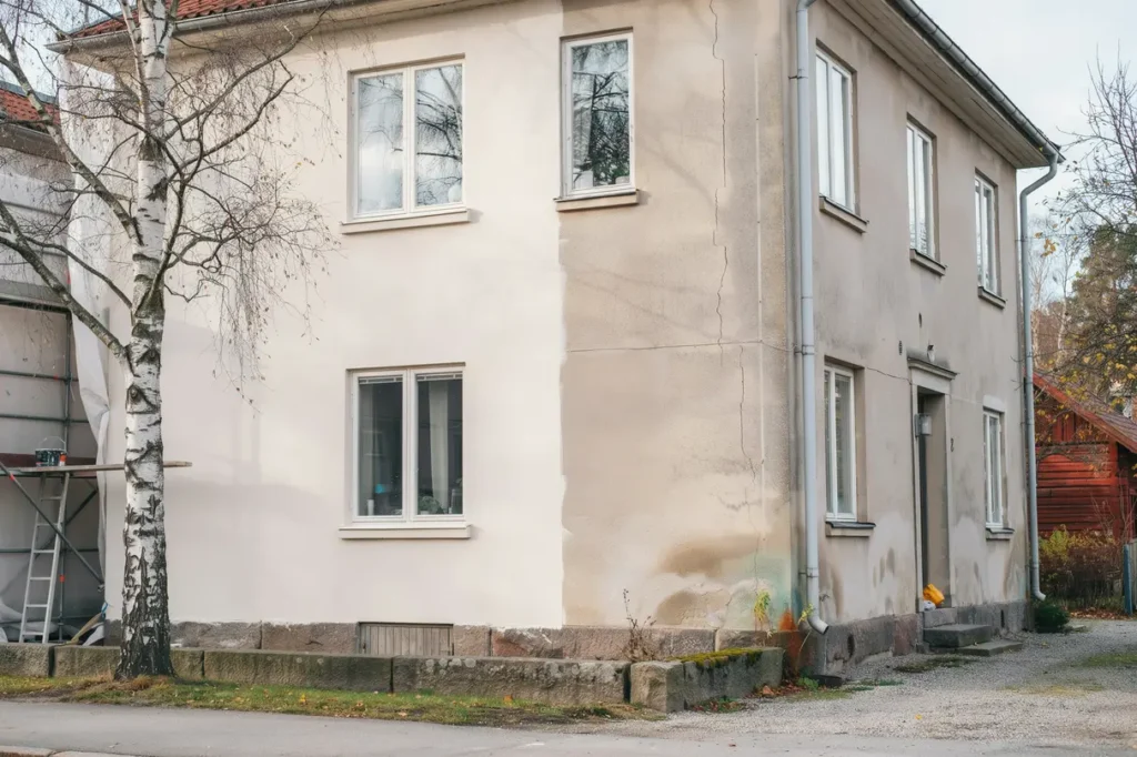 putsa fasad eller g ra en komplett fasadrenovering s v ljer du r tt tg rd f r ditt hus